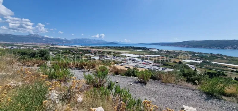 Trogir, Plano, agricultural land 3296 m2, sea view, road – 3