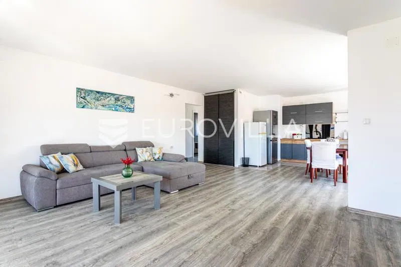 Čiovo, Okrug Gornji, equipped house with four apartments and spacious yard, third row from the sea – 3
