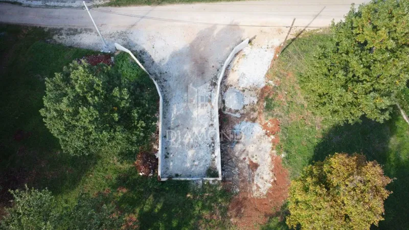 Parenzo – terreno 8.975 m² con parte edificabile – 2