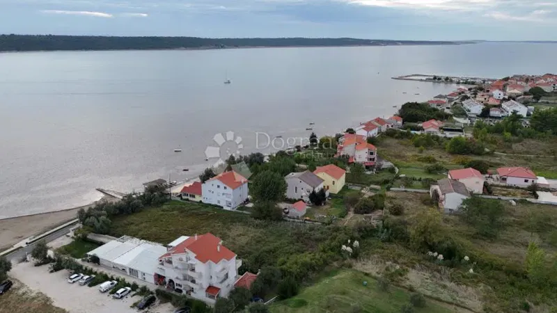 Ljubač prima fila: 3034 m² vicino alla spiaggia sabbiosa – 3