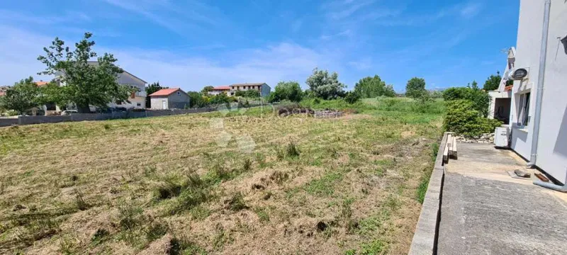 Ljubač prima fila: 3034 m² vicino alla spiaggia sabbiosa – 2