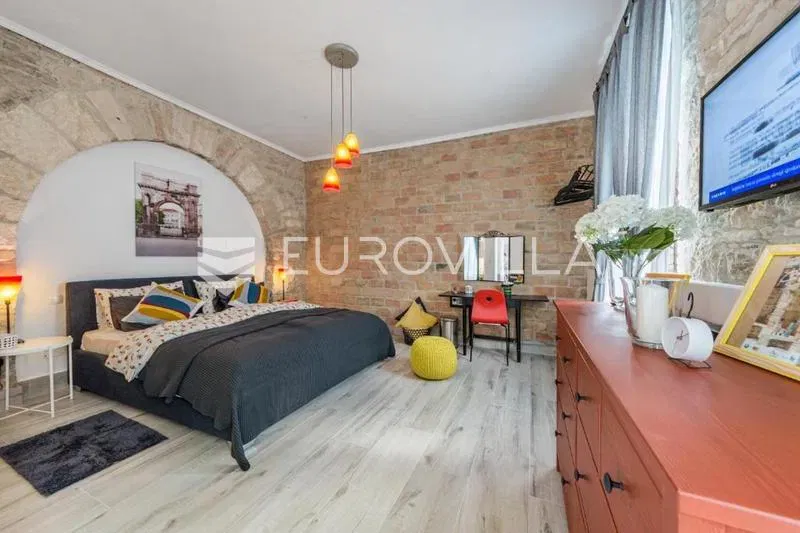 Pula, Center, apartment divided into two residential units in the very center – 3
