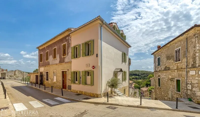 Kuća sa 3 apartmana na odličnoj lokaciji, Vrsar, Istra