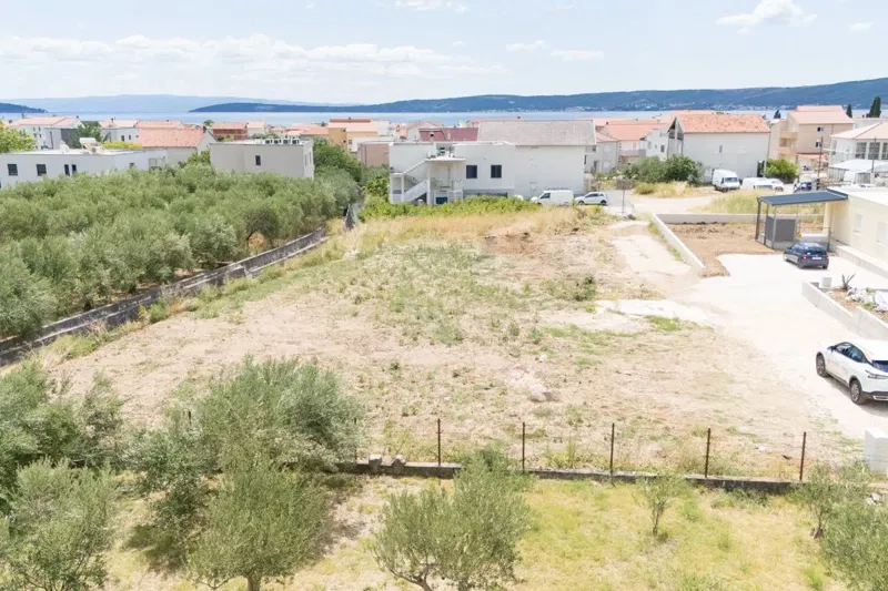 Spacious plot with building permit – 2