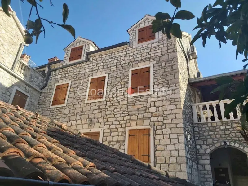 Kőből épült apartmanház étteremmel, eladó – 2