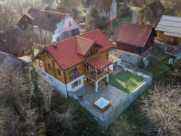 Delnice – drvena planinska kuća s jacuzzijem, teretanom i pogledom na planine