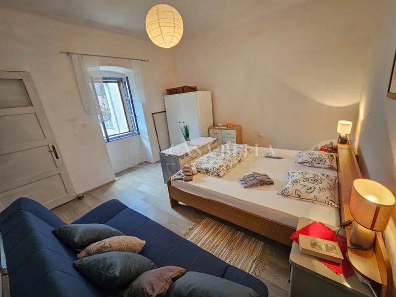Prostrana primorska kuća uz more – centar Bakra, 160 m² – 2