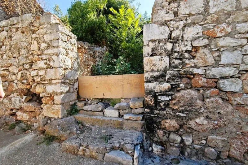 Due case in pietra da ristrutturare - centro città, vicino al mare – 2
