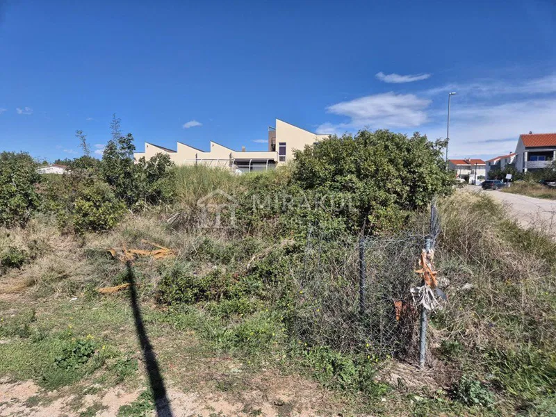 Nekretnine Vodice, Građevinsko zemljište na dobroj lokaciji za obiteljski život – 3