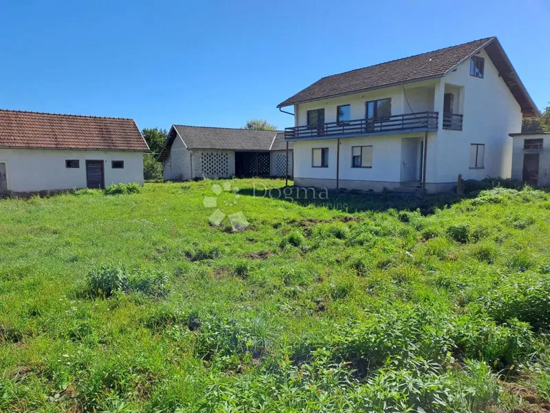 Sunčan i uredan posjed u gradu duhova