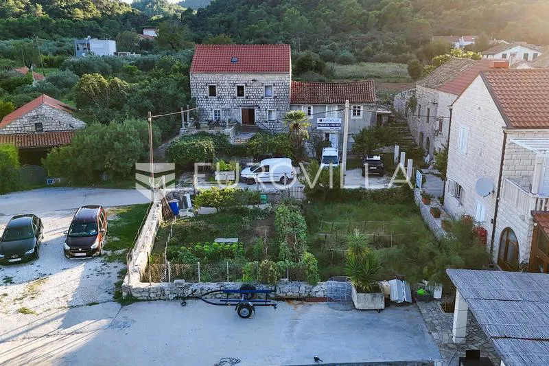 Pelješac, Broce, tradicionalna kuća uz more