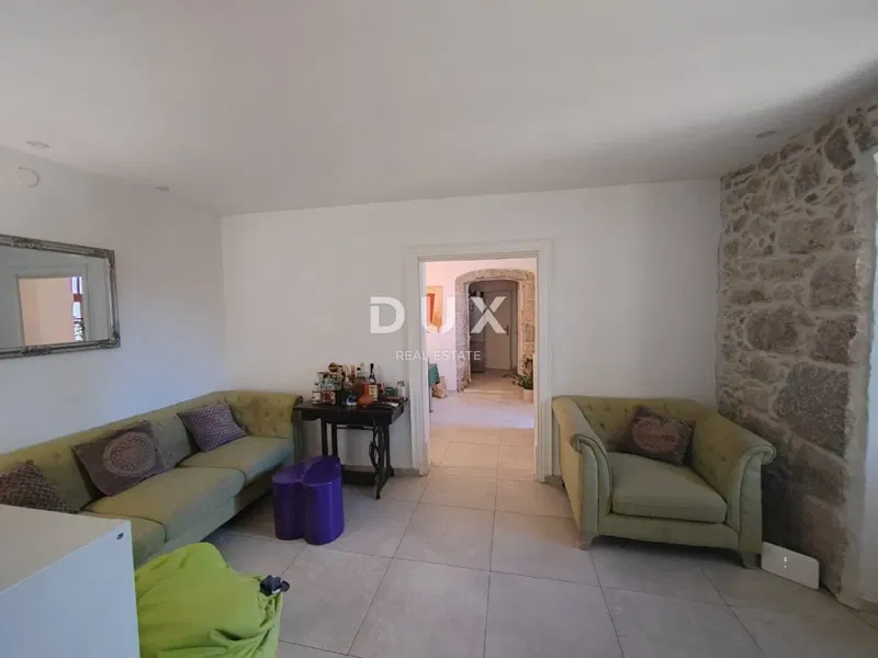 OPATIJA, VOLOSKO - elegant property with two apartments just steps from the sea, 87m2 – 2