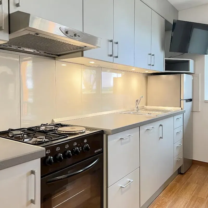 Kuća s više apartmana, vrtom i parkingom u samom srcu Baške Vode