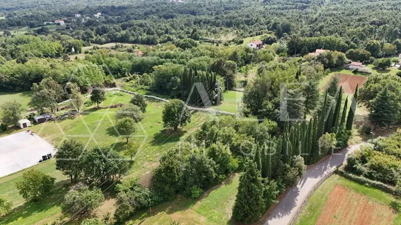 Działka budowlana w Kršanu – 1340 m², spokojna lokalizacja – 2