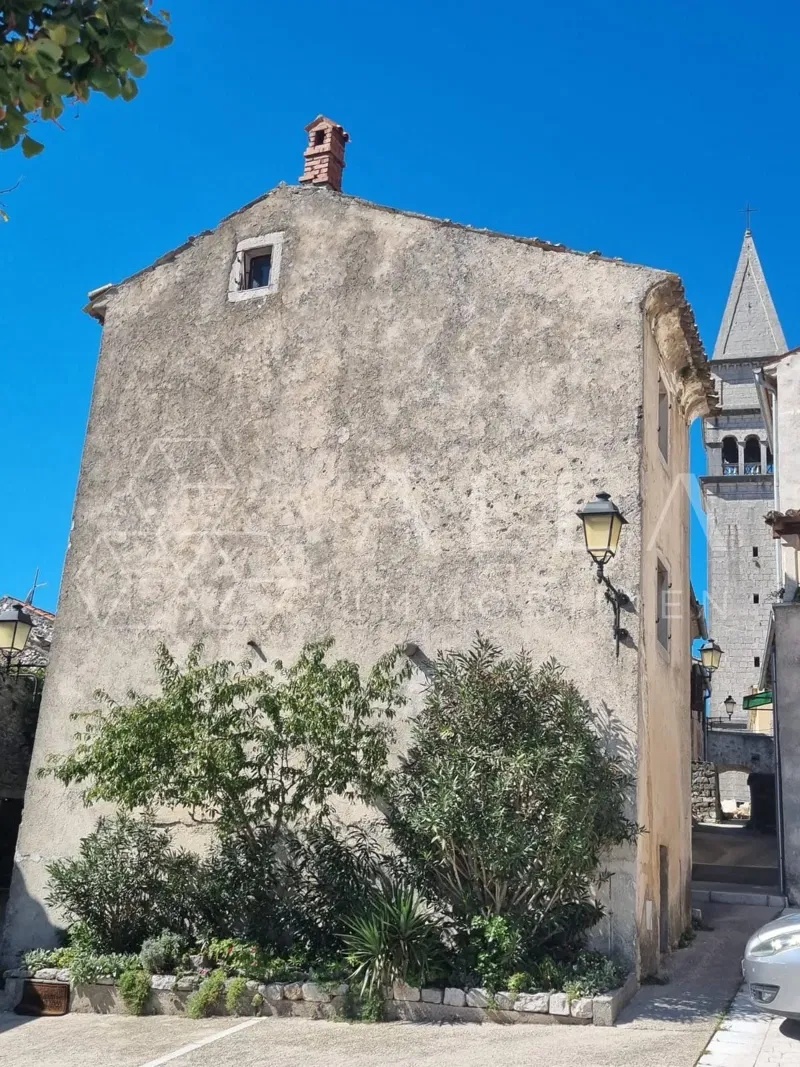 Radový dom na 3 poschodia, Pićan