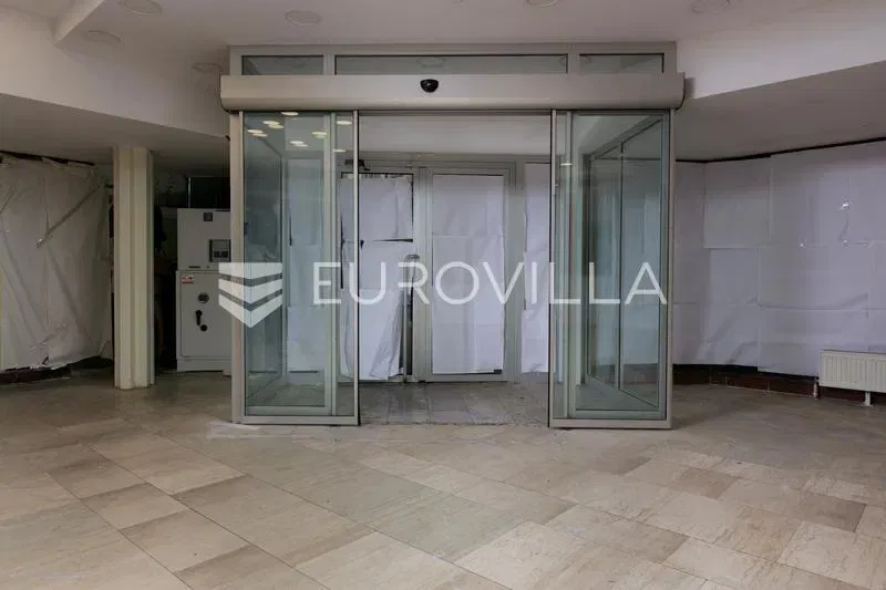 Rijeka city center, ground, floor commercial space 169 m² with two display windows, long, term lease – 2
