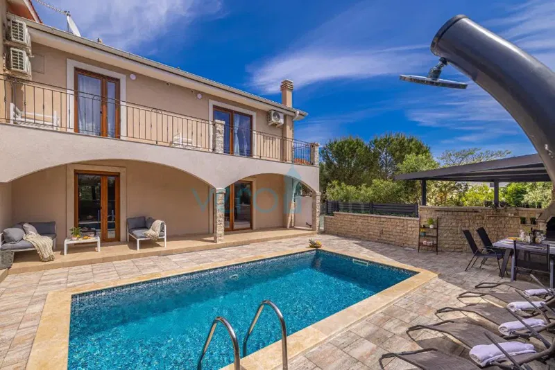 Città di Krk, isola di Krk, area più ampia, casa indipendente con due unità, due piscine, vista, vendita – 2