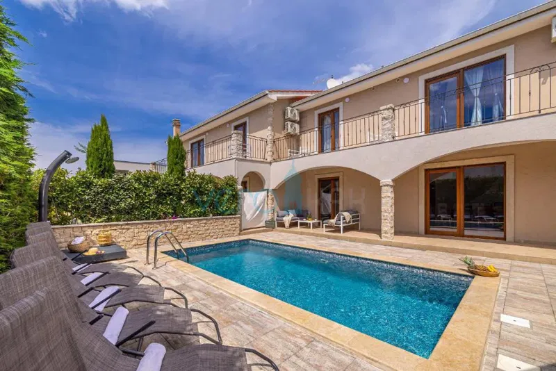 Città di Krk, isola di Krk, area più ampia, casa indipendente con due unità, due piscine, vista, vendita – 3