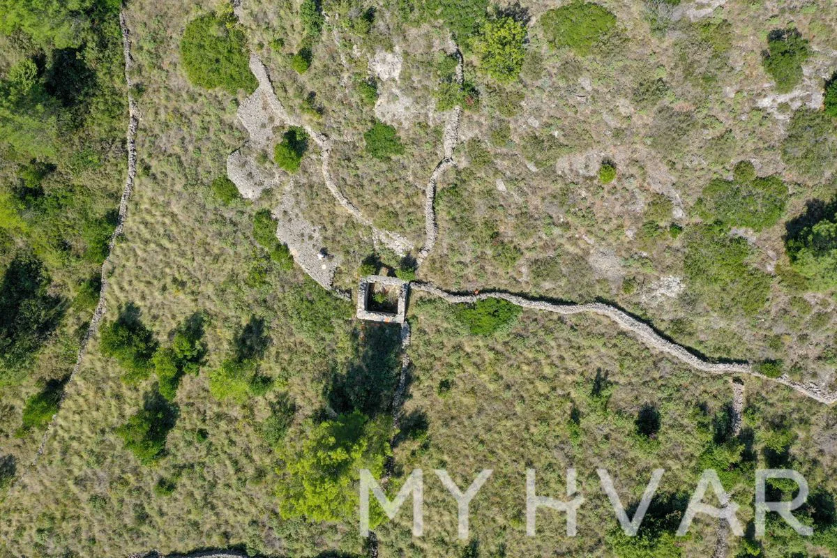 Zemljište s panoramskim pogledom i kućicom