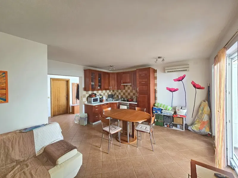 Malinska, földszinti apartman kerttel és saját medencével! – 2