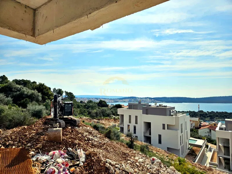 Dvosobni penthouse s pogledom na more i krovnom terasom na Čiovu, područje Salduna blizu kampa Rožac - 72 m2 + 85 m2 krovna terasa