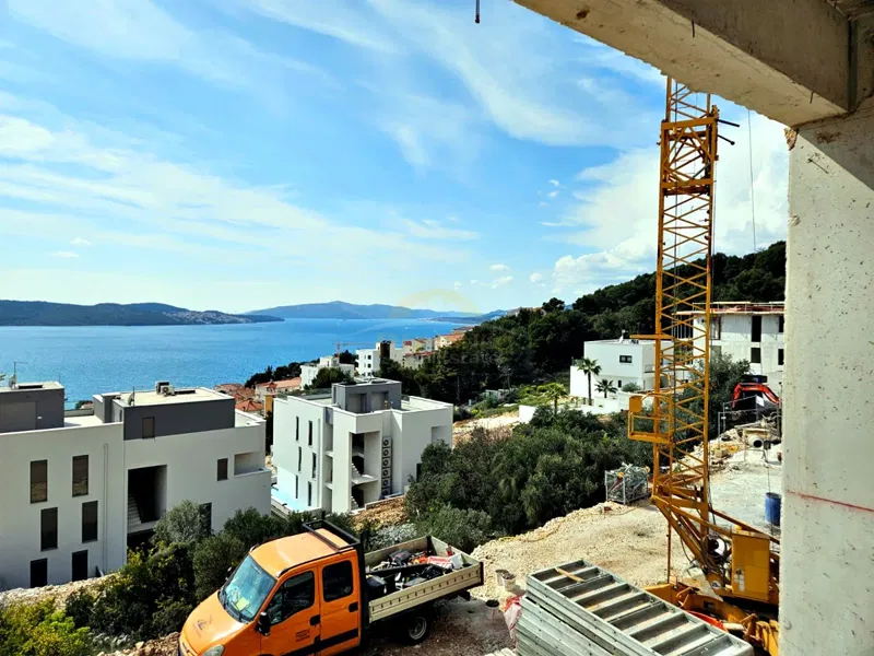 Dvosobni penthouse s pogledom na more i krovnom terasom na Čiovu, područje Salduna blizu kampa Rožac - 72 m2 + 85 m2 krovne terase