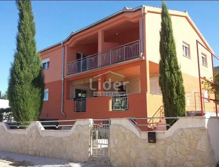 Kruševo, kuću sa 3 stana i bazenom prodajemo