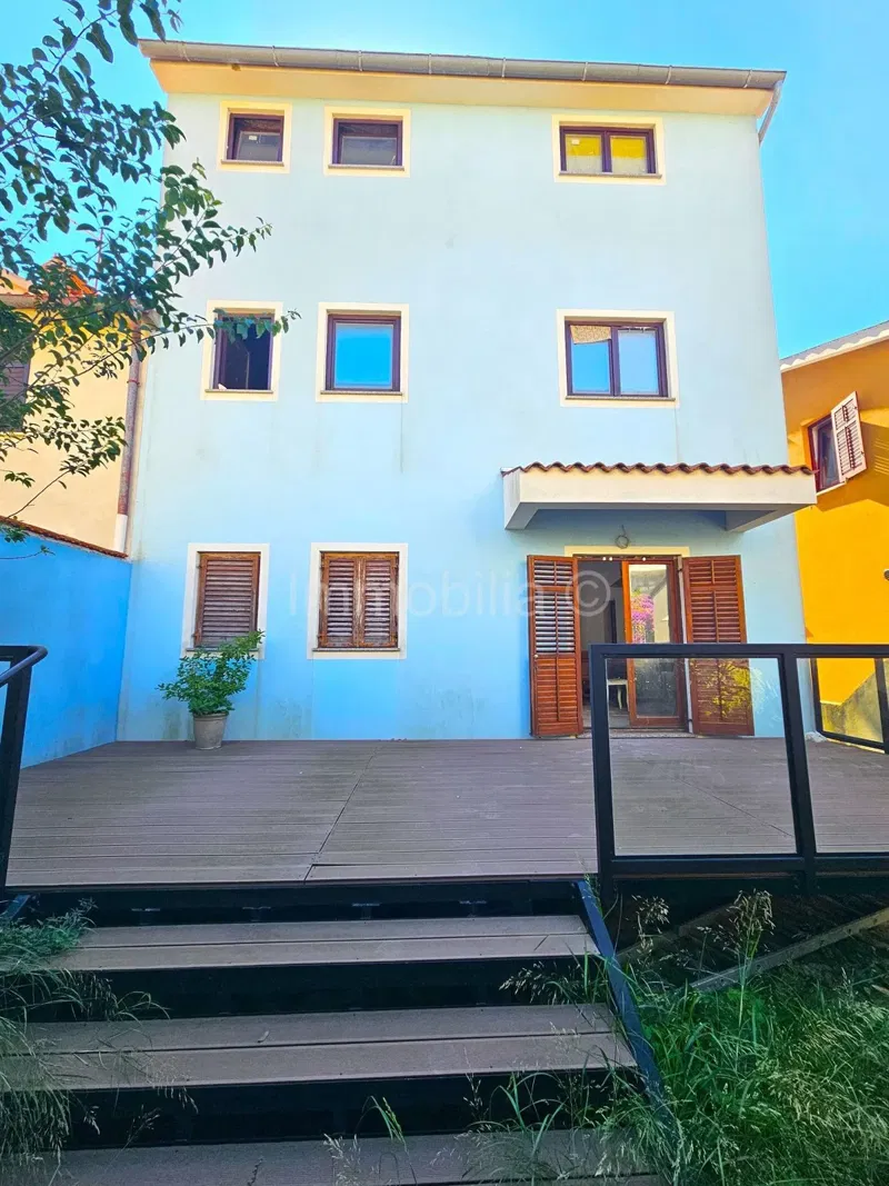 KUĆA SA 3 STANA I GARAŽOM , 155 m2 OKUĆNICE , VERUDA PORAT