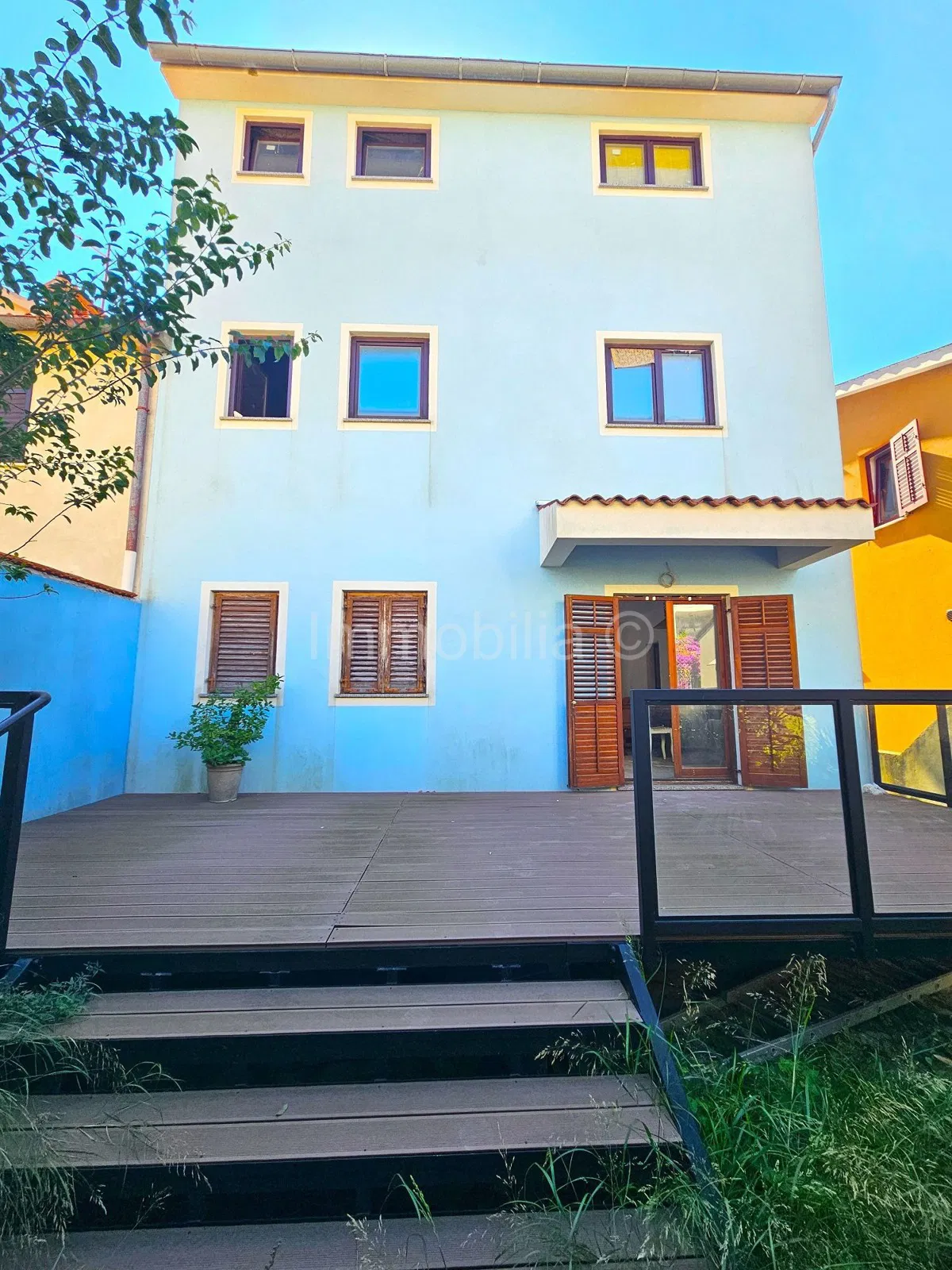 KUĆA SA 3 STANA I GARAŽOM , 155 m2 OKUĆNICE , VERUDA PORAT
