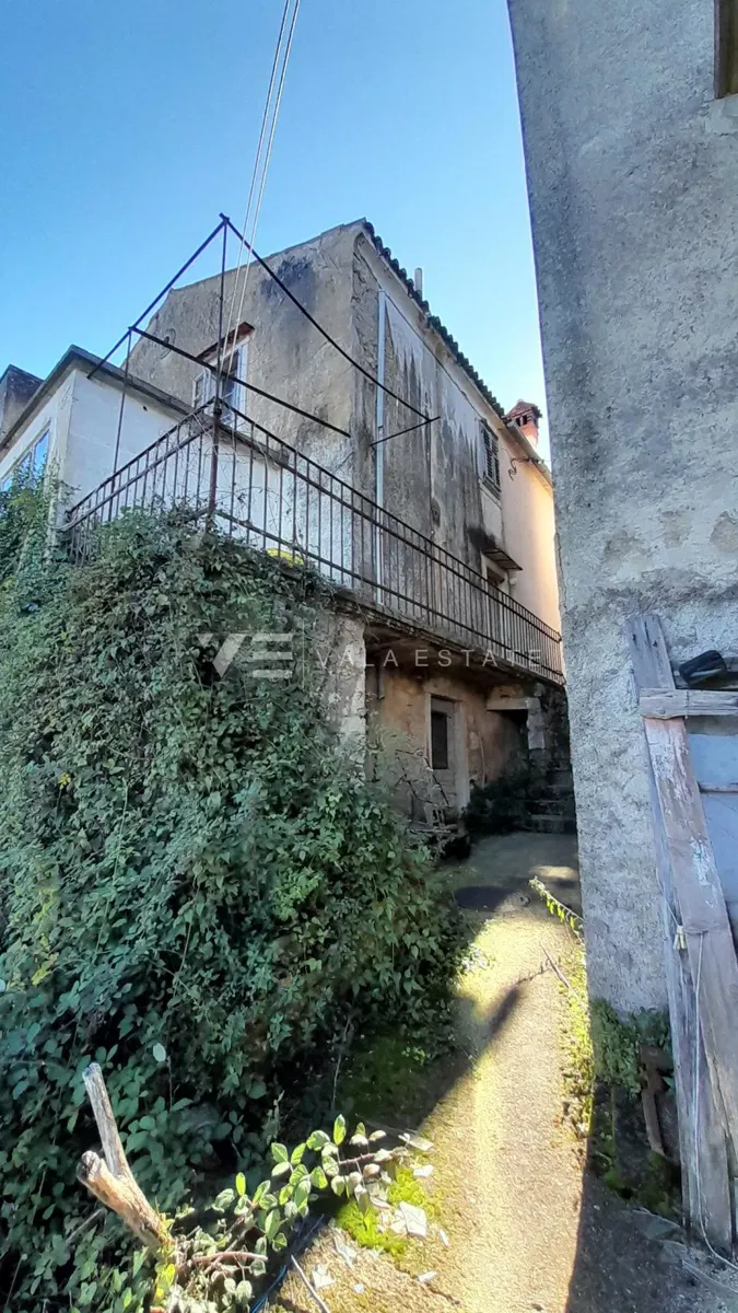 ANTIQUE BUILDING FOR RENOVATION WITH LOTS OF POTENTIAL – 3