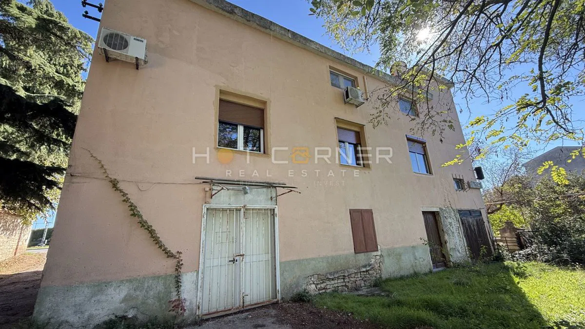 Vodnjan, poslovni prostor 196 m² z dvoriščem 340 m², odlična lokacija