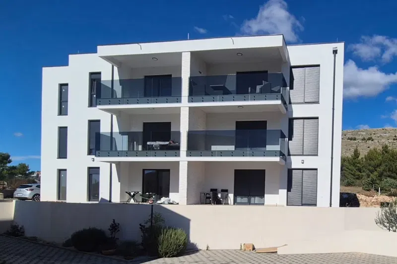 Two bedroom apartment with garden and parking space – 2