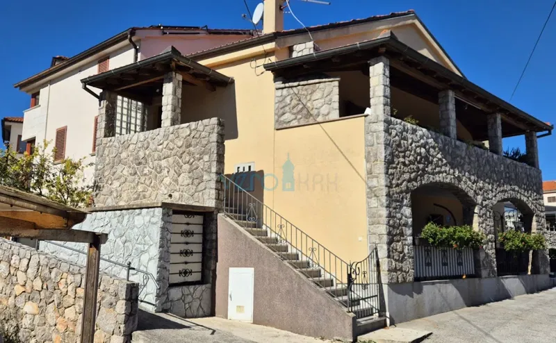 Isola di Krk, Malinska, periferia, casa con 2 appartamenti, prima fila sul mare, vista, in vendita – 2