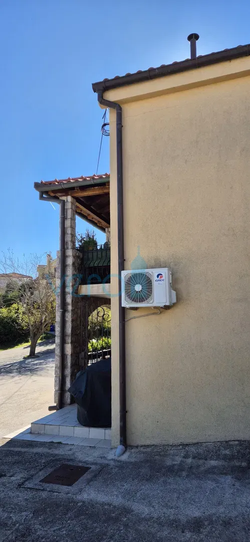 Isola di Krk, Malinska, periferia, casa con 2 appartamenti, prima fila sul mare, vista, in vendita – 3