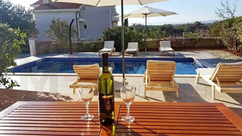 Punat, detached house with 2 separate apartments and swimming pool, FOR SALE – 2