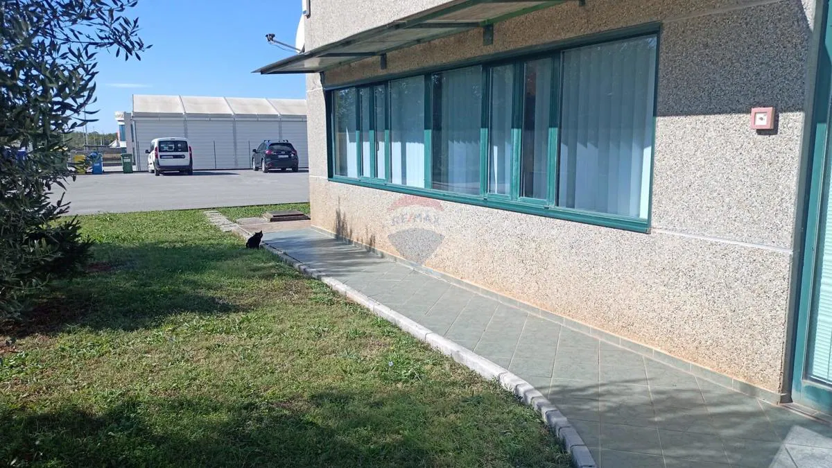 Poreč, Labinci, Industrijska zona, poslovni prostor, uredi