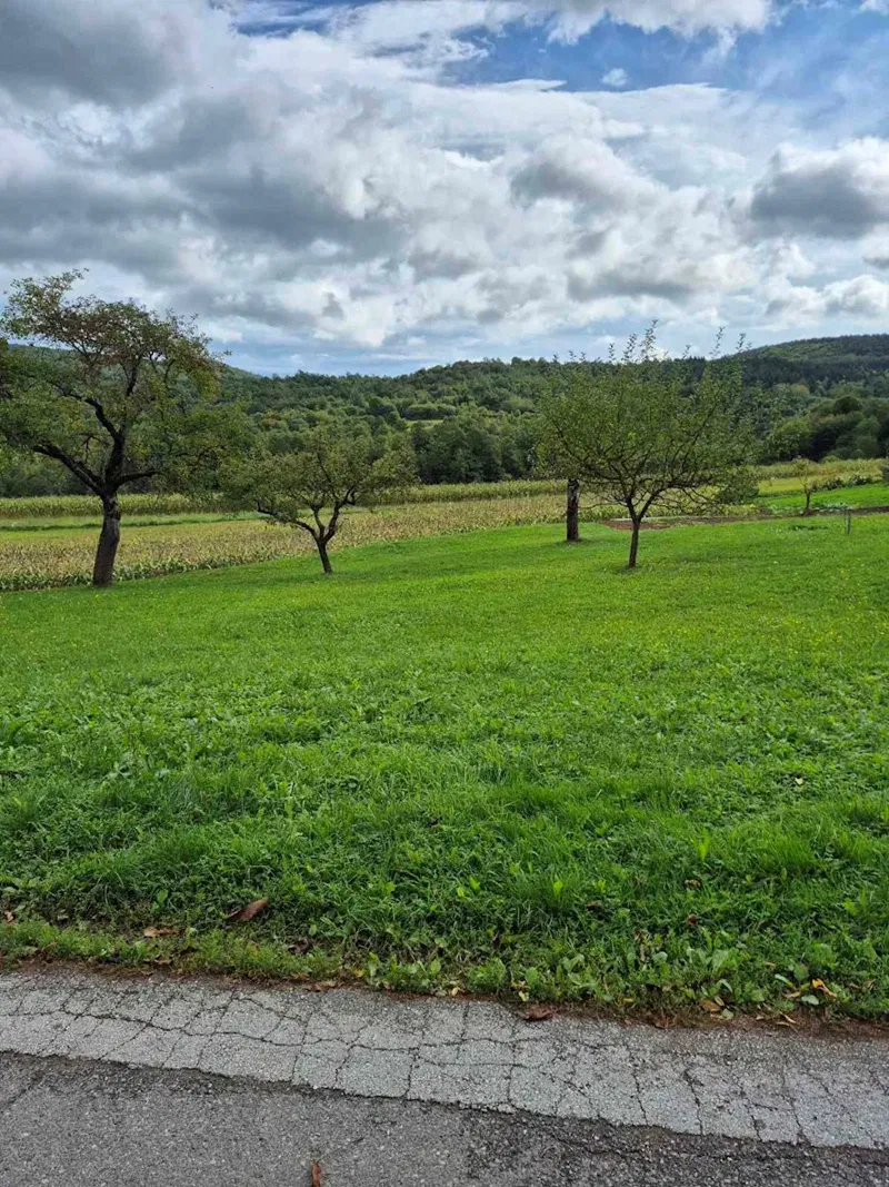 Ogulin OKOLICA građevinsko zemljište površine  900m2 u mirnom dijelu sela