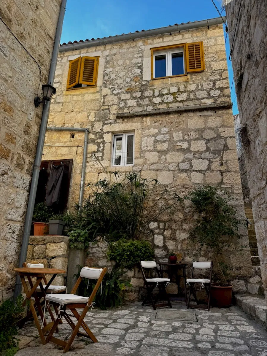 Tradicijska kamena kuća s odobrenim projektom – Grad Hvar