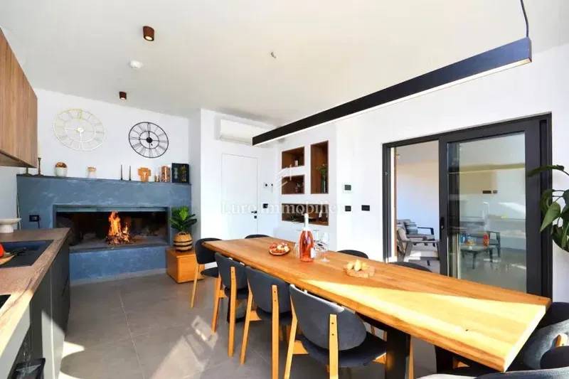 Luxury villa with pool and panoramic view – 3