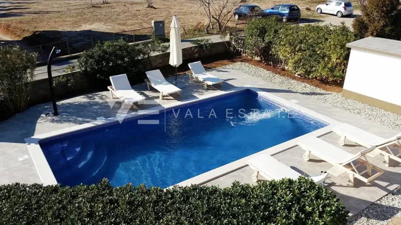 CASA INDIPENDENTE CON DUE UNITA' RESIDENZIALI E PISCINA – 2