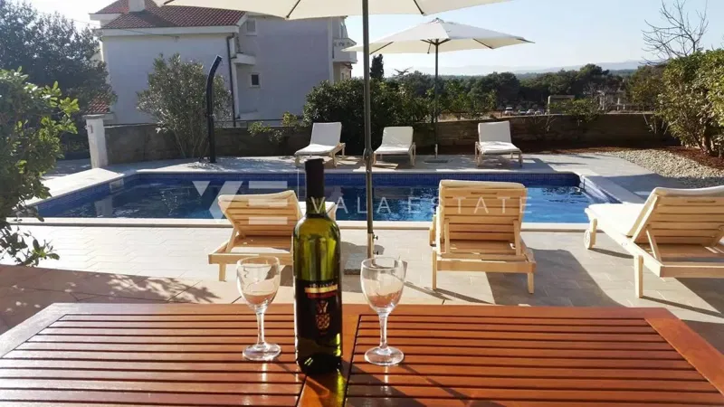 CASA INDIPENDENTE CON DUE UNITA' RESIDENZIALI E PISCINA – 3