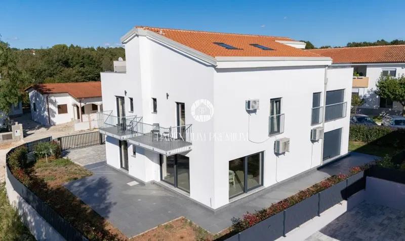 Ampia casa bifamiliare – posizione tranquilla vicino al centro di Parenzo – 2
