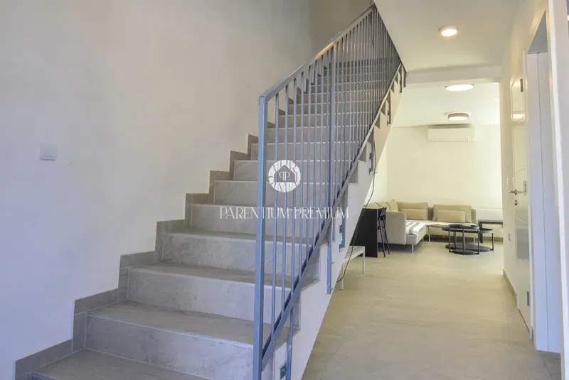 Ampia casa bifamiliare – posizione tranquilla vicino al centro di Parenzo – 3