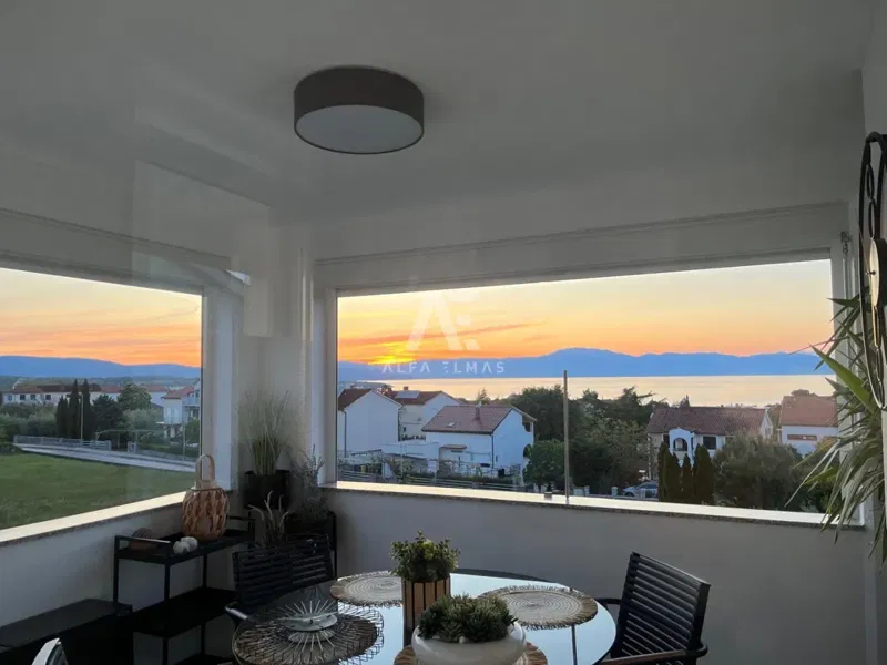 Malinska, luksuzni apartman s galerijom i pogledom na more! ID 647