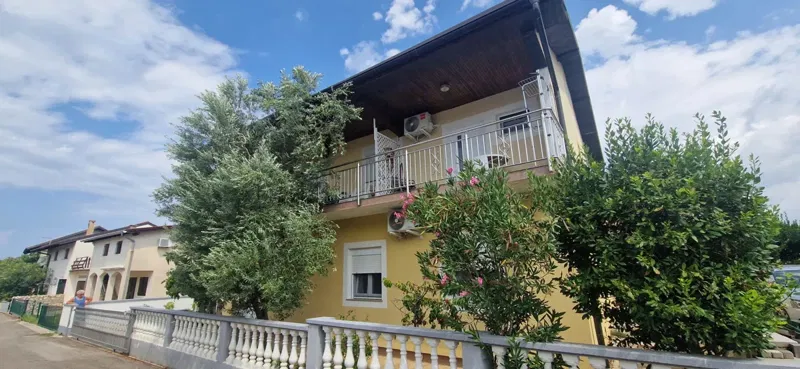 Vrsi, Zukve, schönes Haus mit 4 Apartments (316 m2) und Garage, 250 m bis zum Strand