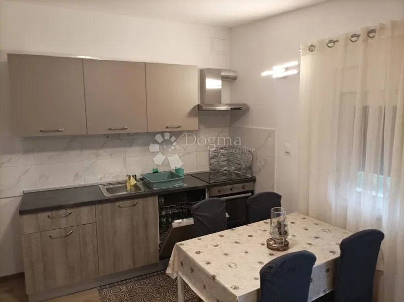 Obrovac 2 apartmana 6SB + 2DB ogromna okućnica