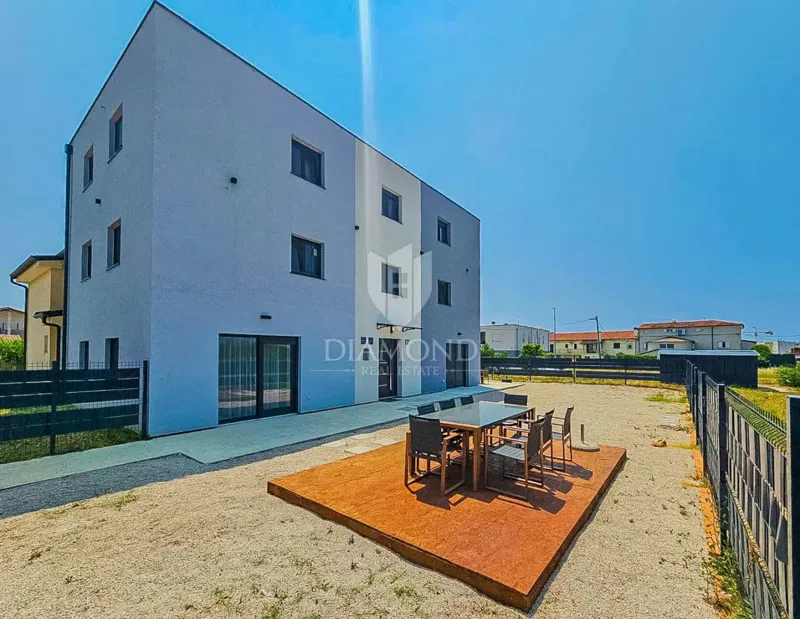 House with 2 apartments in a sought-after location in Umag! – 2
