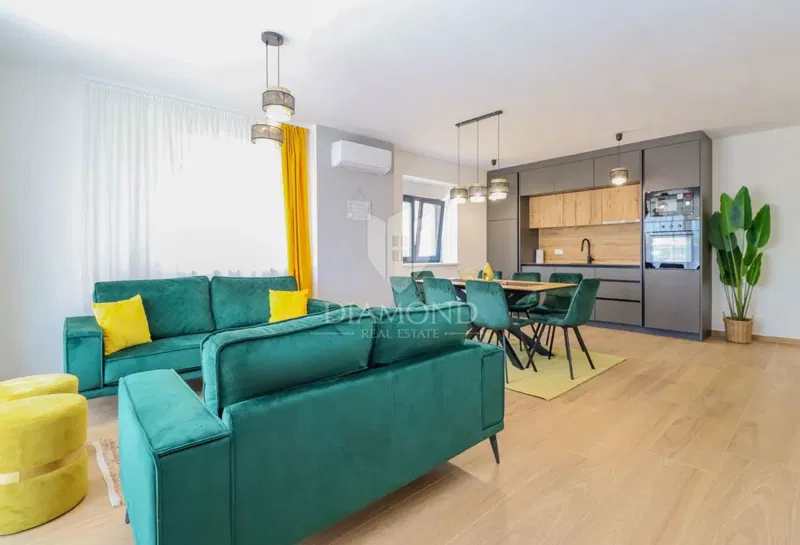 House with 2 apartments in a sought-after location in Umag! – 3
