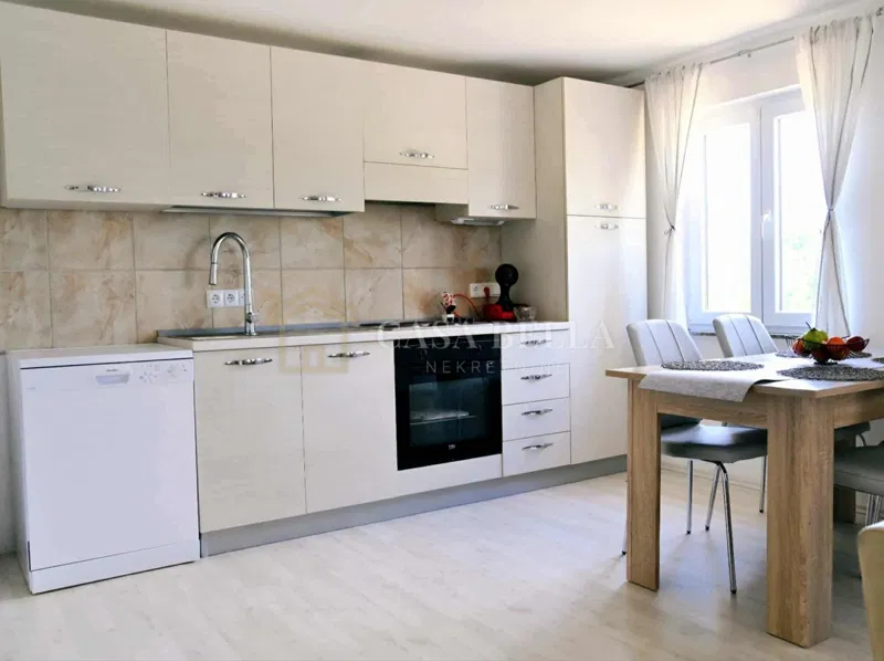 DOBRINJ – Kuća 160 m² s okućnicom od 300 m² i 4 parkirna mjesta, idealna za obitelj ili najam – 2