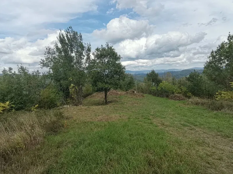 Z-976 Prodaju se tri ruševine na osamljenoj lokaciji, s prekrasnim panoramskim pogledom i pogledom na jezero Butoniga